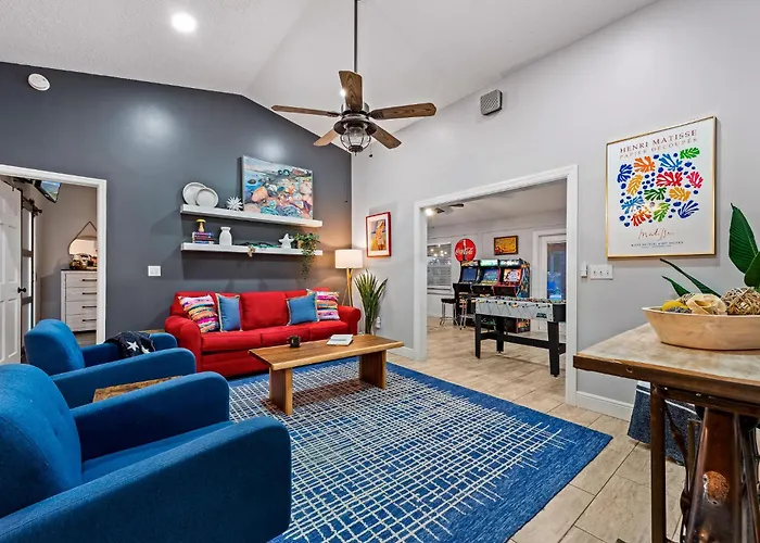 Tropical Oasis- Pickleball, Pool, Hot Tub- 15 Min To Beach