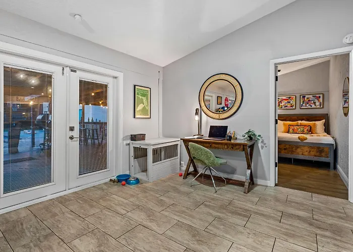 Tropical Oasis- Pickleball, Pool, Hot Tub- 15 Min To Beach